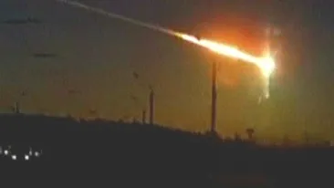 Martorii au rămas uluiți! O minge de foc a căzut din cer, în Buzău! A provocat un incendiu cu reflexii albastre VIDEO