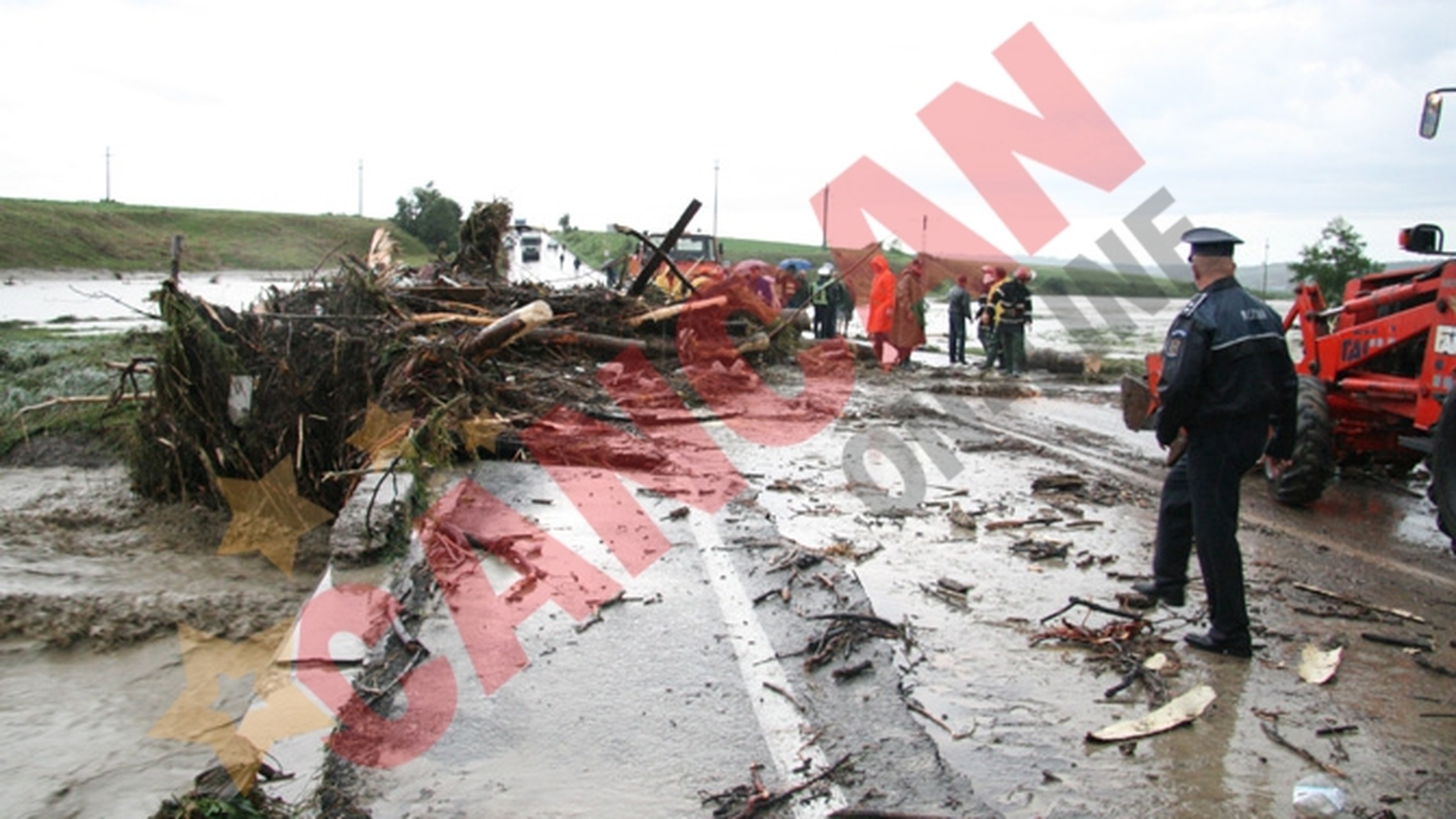 Zeci de morti si sute de oameni evacuati in urma inundatiilor din Moldova