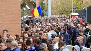Românii din diaspora, obligaţi să justifice orice sumă peste 1.000 de euro trimisă în ţară! În caz contrar, banii vor fi confiscaţi