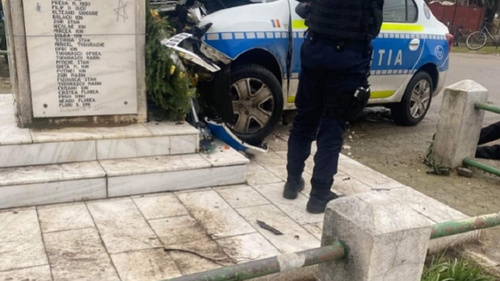Accident spectaculos în Dolj! Un poliţist a intrat cu autospeciala în ....Monumentul Eroilor