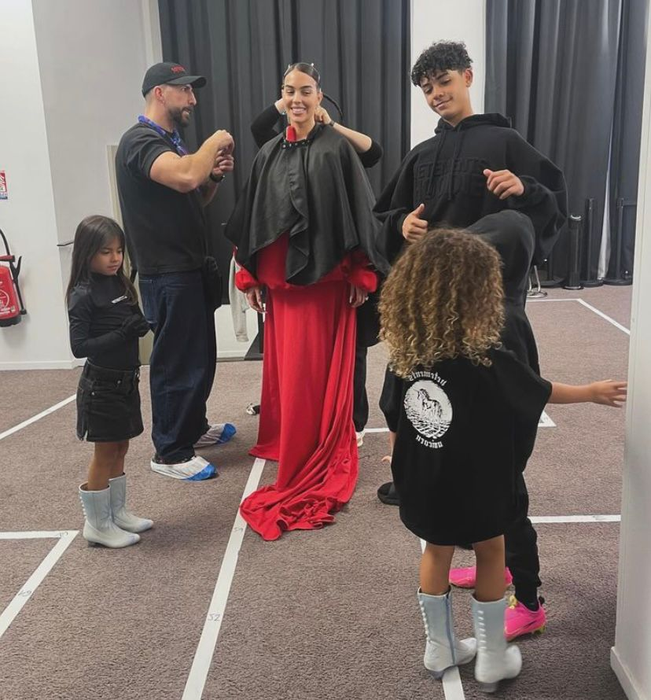 Georgina Rodriguez a încins atmosfera la Săptămâna Modei de la Paris. Logodnica lui Cristiano Ronaldo a defilat pe podium într-o costumație aparte. FOTO