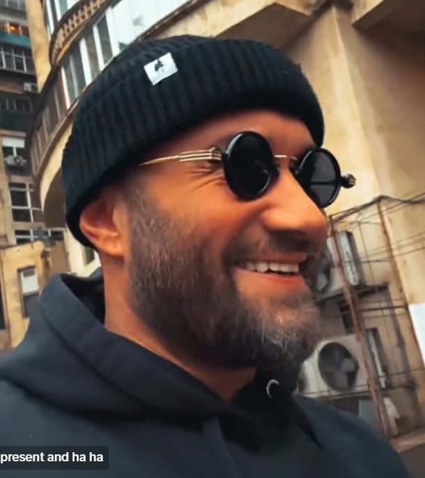 Mihai Bendeac le arată tuturor covoarele lui de pe Temu / Foto: Captură Video