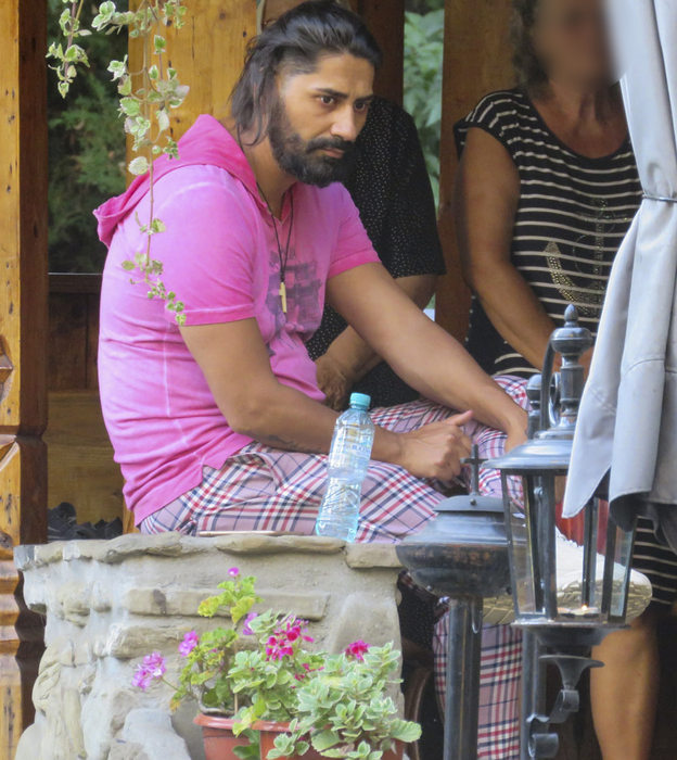 Cântărețul pare pierdut în biserică