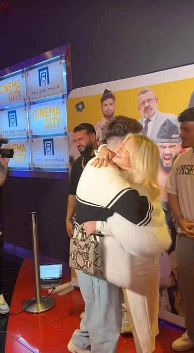 Loredana uimește din nou! Artista a sărutat un celebru tiktoker la premiera Mentorii! Bisoi a rămas fără cuvinte