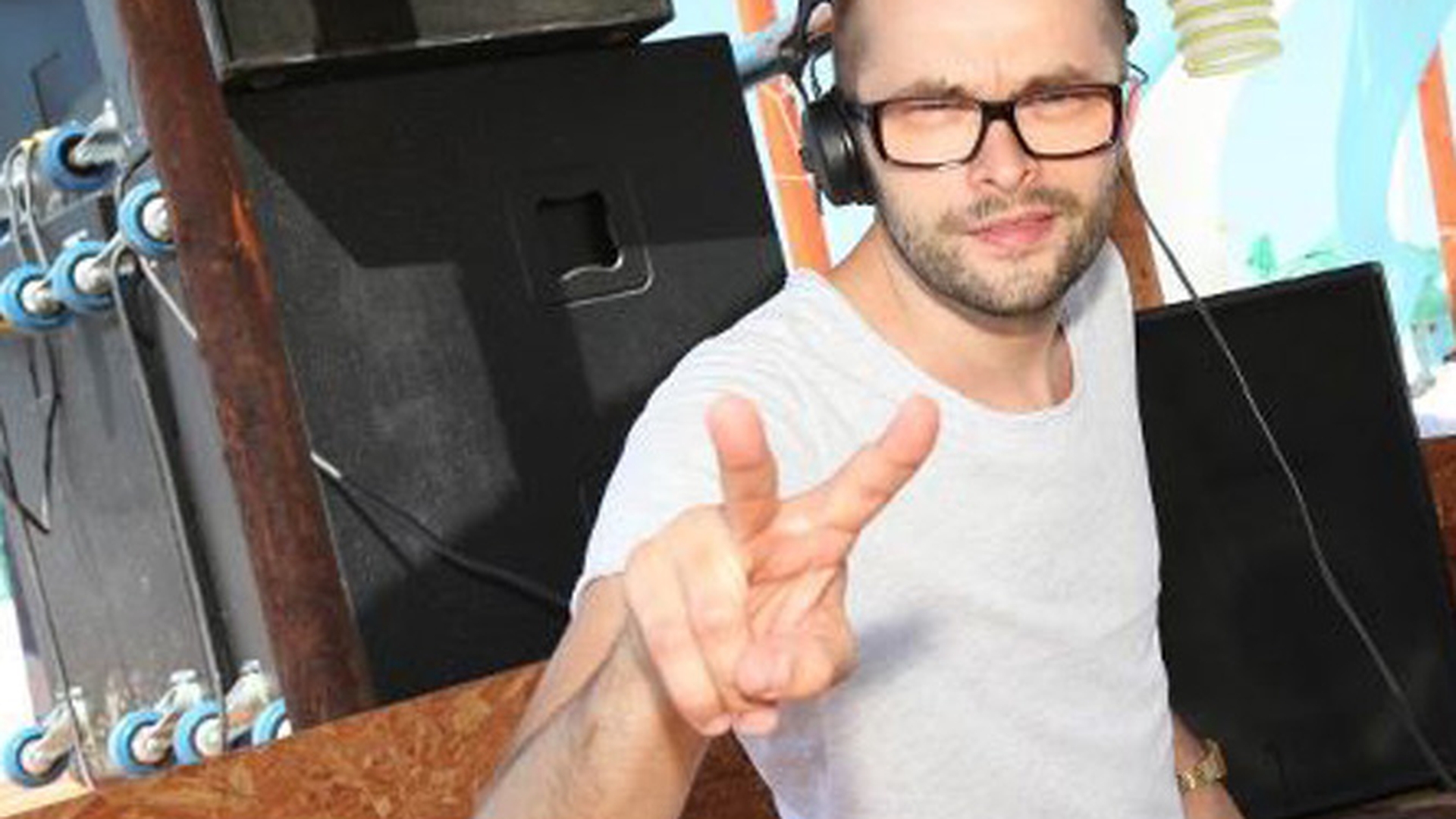 El la munca, pe litoral, ea si-a facut de cap la o petrecere in Capitala! Ia uite ce face "Casnica" de la MasterChef cand Dj Optick nu-i acasa!