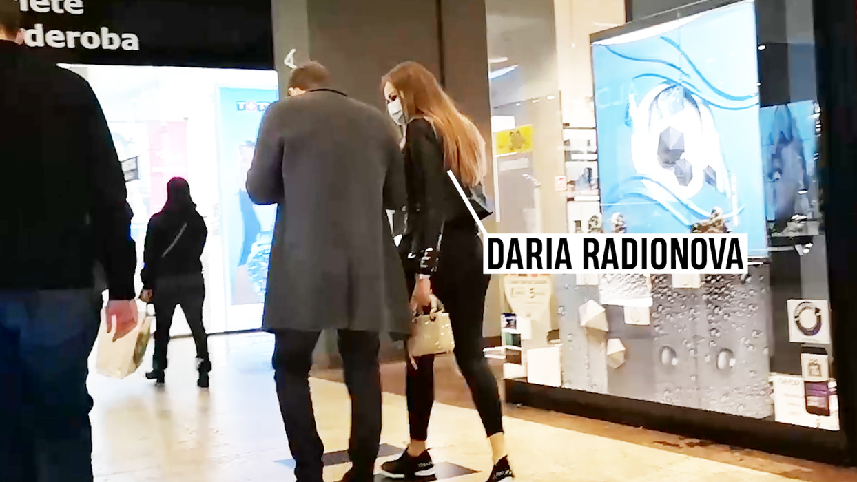 Daria și amicul ei, discuții interminabile în timpul periplului prin centrul comercial