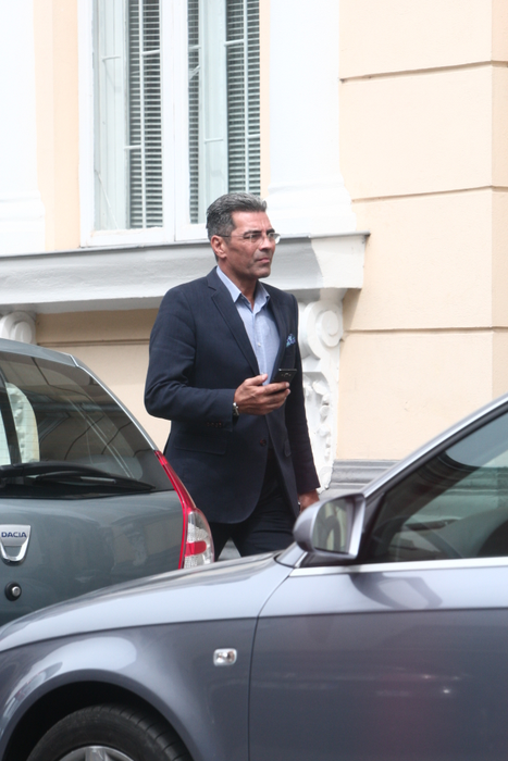 Marcel Toader cu telefonul în mână