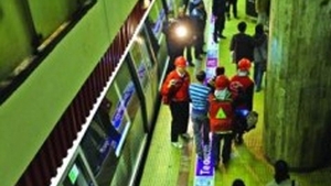 Misterul femeii care s-a aruncat in fata metroului la statia Victoriei, deslusit: are cancer! Traficul blocat in subteran pentru o ora