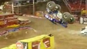 VIDEO Vezi cea mai tare cascadorie! Se intoarce in aer cu un monster truck de 12 tone