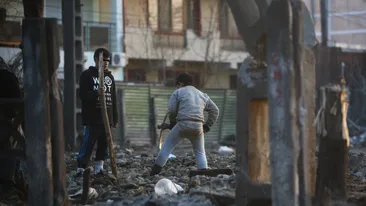 Asta-i Bucurestiul anului 2013! De foame, copiii sparg betonul cu tarnacopul, femeile fug cu frigiderele in spate!