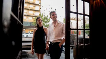 Bărbatul sau femeia? Cine trebuie să intre primul într-un restaurant sau în bar, de fapt