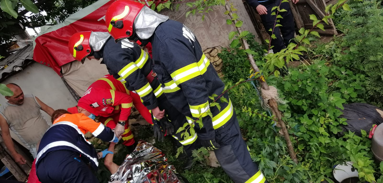 Un bătrân din Teleorman a căzut într-o fântână adâncă de 15 metri. Vecinii i-au sărit în ajutor și… | VIDEO