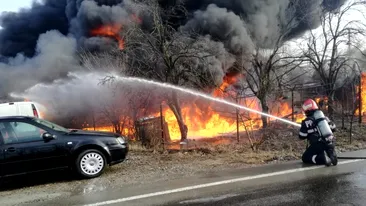 Incendiu devastator la o vulcanizare din Manasia, Ialomița. Au explodat mai multe butoaie cu motorină. Pagubele sunt uriașe