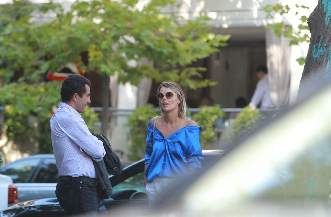 Alina îl așteaptă pe multimilionar, conversând cu un amic comun
