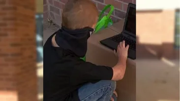 Povestea emoționantă a unui băiețel care mergea zilnic la școală, pentru că nu avea internet acasă