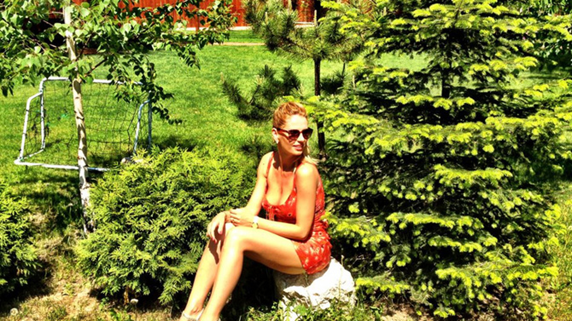 Andreea Banica poarta rochia mamei ei! Uite cum se pregateste vedeta de picnic