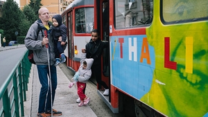 Respect! Povestea impresionanta a doi tineri care isi duc zilnic copiii la gradinita, chiar daca sufera de un handicap sever