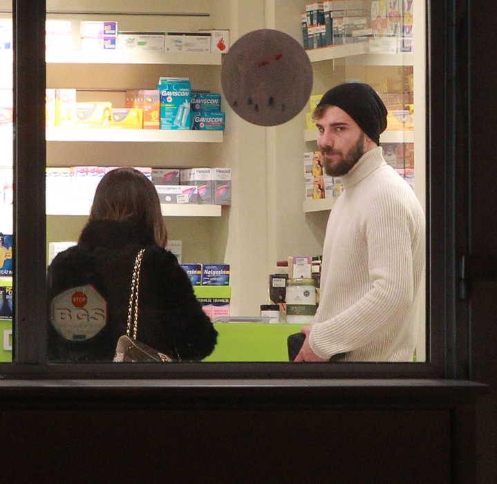Mihai Bălașa și iubita sa, în farmacie