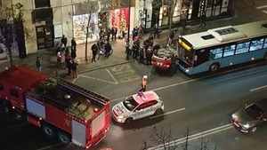 Accident în Capitală! Un autobuz STB și două mașini, implicate. Unul dintre vehicule, răsturnat