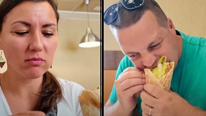 Cum au reacționat doi americani după ce au mâncat șaorma în Sibiu: ”Nu știu ce are în ea, dar...”
