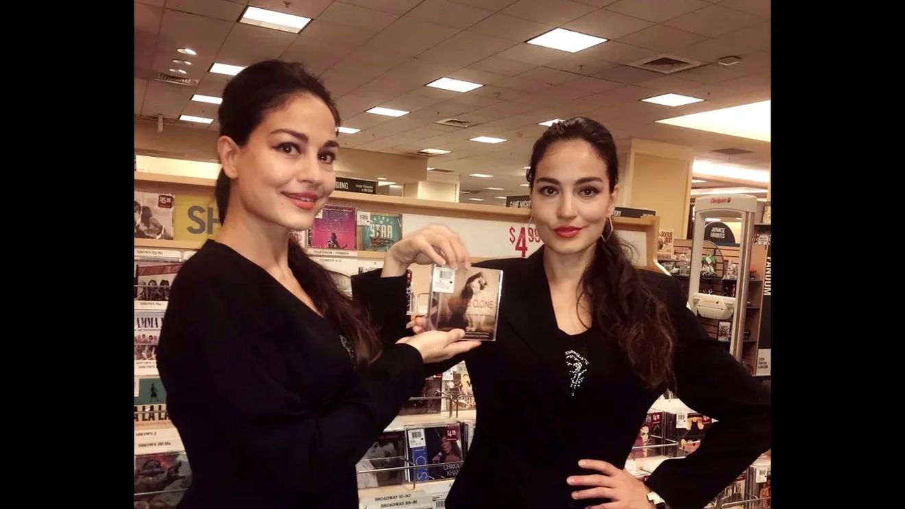 Primele imagini cu gemenele Indiggo după ce au fost arestate! Cu greu le mai recunoști