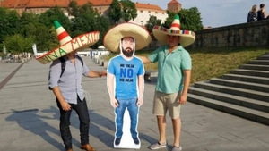 A strâns bani 4 ani pentru a merge la Campionatul Mondial de Fotbal, dar soția nu l-a lăsat să plece în Rusia. Prietenii bărbatului din Mexic au făcut însă un gest incredibil