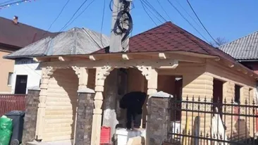Să vezi și să nu crezi! Un bărbat și-a construit o casă în jurul unui stâlp de electricitate