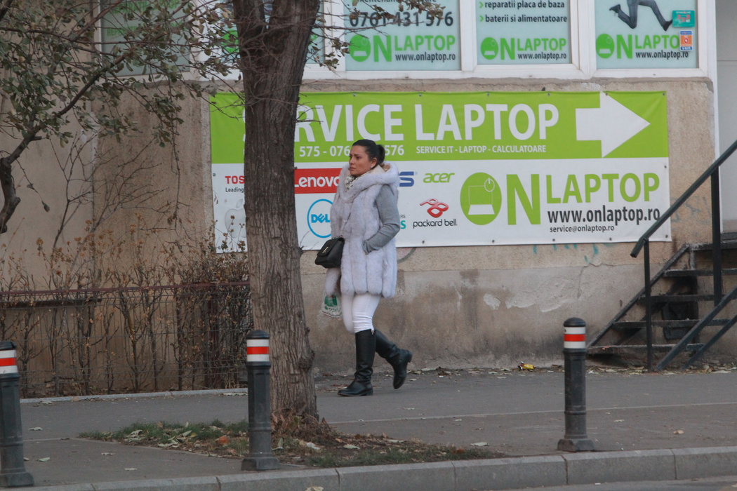 Bianca pleacă din magazin vizibil afectată