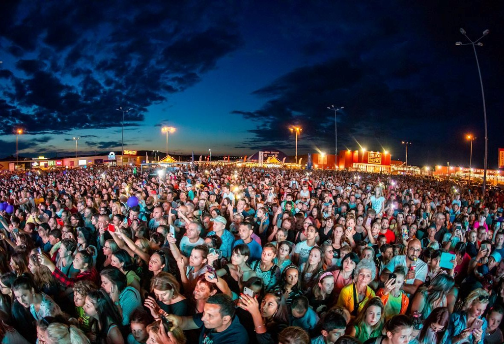 Andra Măruță, concert erotic la Drobeta-Turnu Severin. Cei din primul rând au văzut TOT