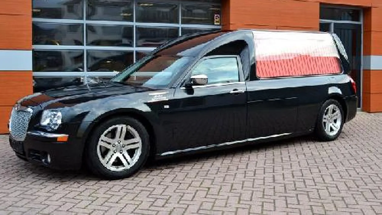 Revoltător! Ce au făcut în fața dricului angajații unei firmei de servicii funerare a Mitropoliei Olteniei, la o înmormântare