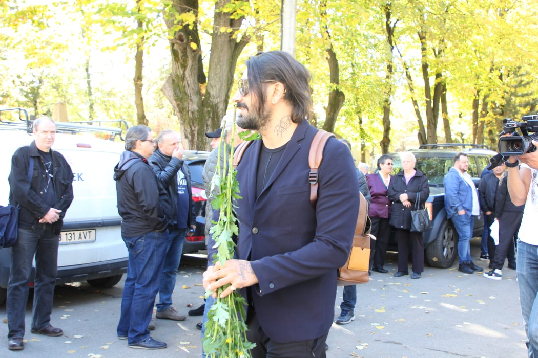 Cum și-a făcut apariția Connect-R la înmormântarea lui Leo Iorga! Ce a adus la căpătâiul cântărețului! IMAGINI EXCLUSIVE