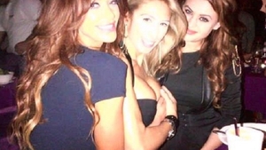 Show lesbi cu Bianca! A pipait, in club, o blonda cu sani imenSi! Uite cum s-a distrat alaturi de doua prietene la fel de sexy ca ea
