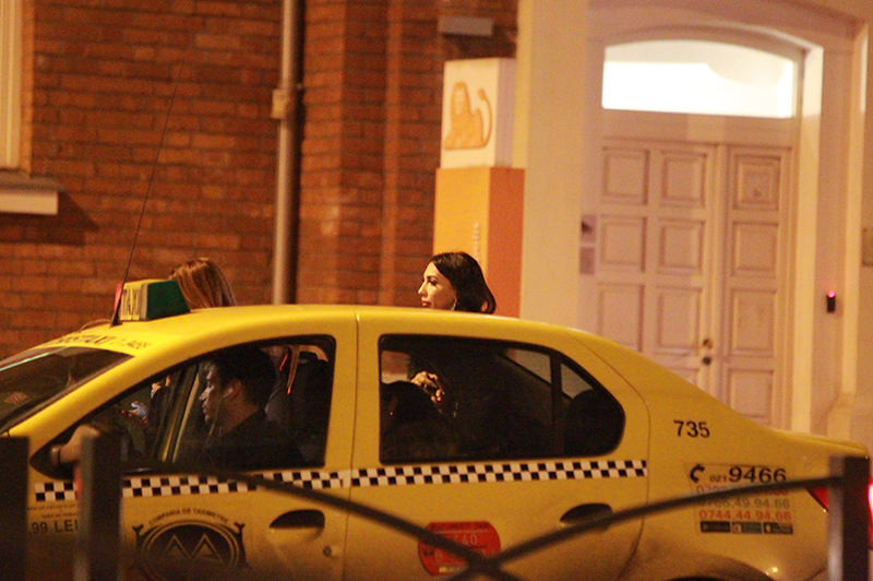 Andreea și prietena ei au reușit să prindă un taxi, după ce au ieșit din club