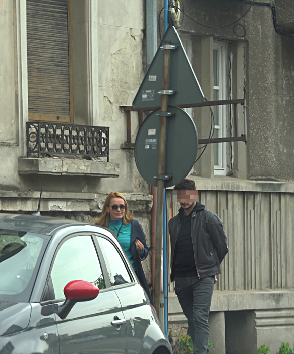 Andreea Esca și "Puștiulică" merg la pas pe străzile din Capitală (Foto: CANCAN.RO)