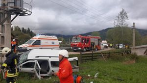 Accident grav în Suceava! O persoană a murit și alte 5 au fost rănite, după ce o mașină a intrat în stâlp. FOTO