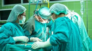 O tânără bolnavă de Covid-19 a murit imediat după ce a născut