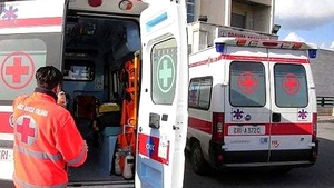 Cheamă zilnic ambulanța, în regim de taxi, ca să le ducă la cerșit! Caz incredibil la Suceava