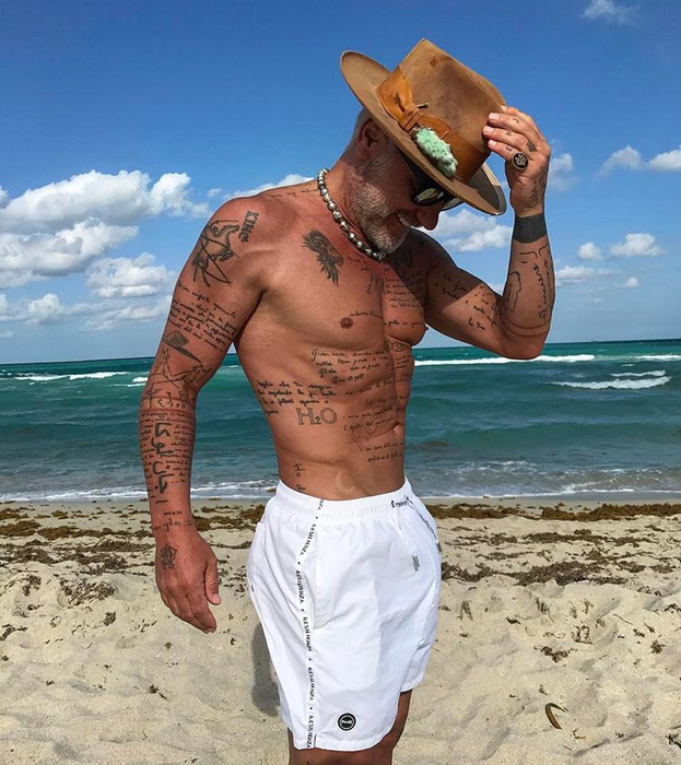 Gianluca apare acum singur în toate pozele de pe Instagram şi Facebook
