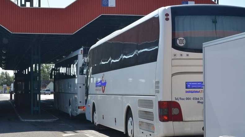 Un autocar plin cu români, venit din Italia, a fost oprit la vamă. Pasagerii, băgați în carantină