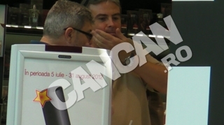 Criza la raport! Adrian Cioroianu se parfumeaza cu testere si fumeaza tigari la bucata