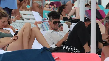 Juratul de la PROTV nu s-a ridicat de pe şezlong. Tudor Chirilă s-a ”deghizat” la plajă, dar… soţia l-a dat de gol!