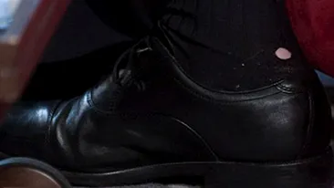 Premierul britanic umbla cu ciorapii rupti