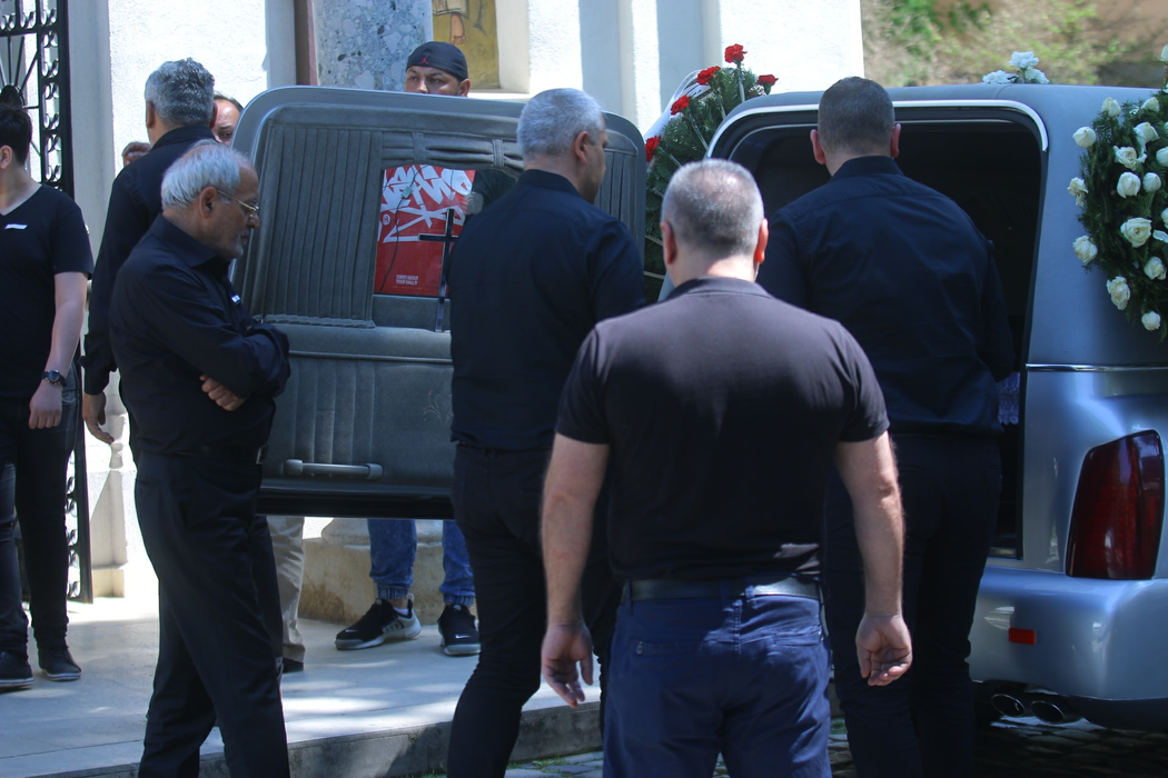 Nelu Ploieșteanu, transfigurat de durere în ziua înmormântarii fiului său. Și-a ținut minute bune mâna în zona inimii