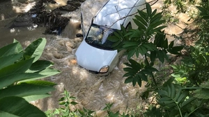 La un pas de tragedie! Un șofer a plonjat 7 metri, cu mașina, într-un pârâu. VIDEO