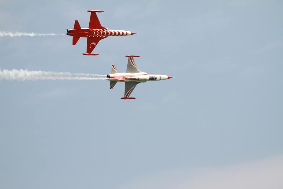 Mii de oameni sunt prezenți la show-ul aerian oferit la BIAS 2018