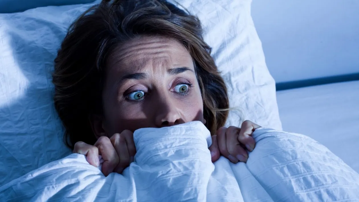 S-a mutat în casă nouă, dar când a văzut ce se afla sub covor... s-a panicat! Ce descoperire șocantă a făcut o femeie