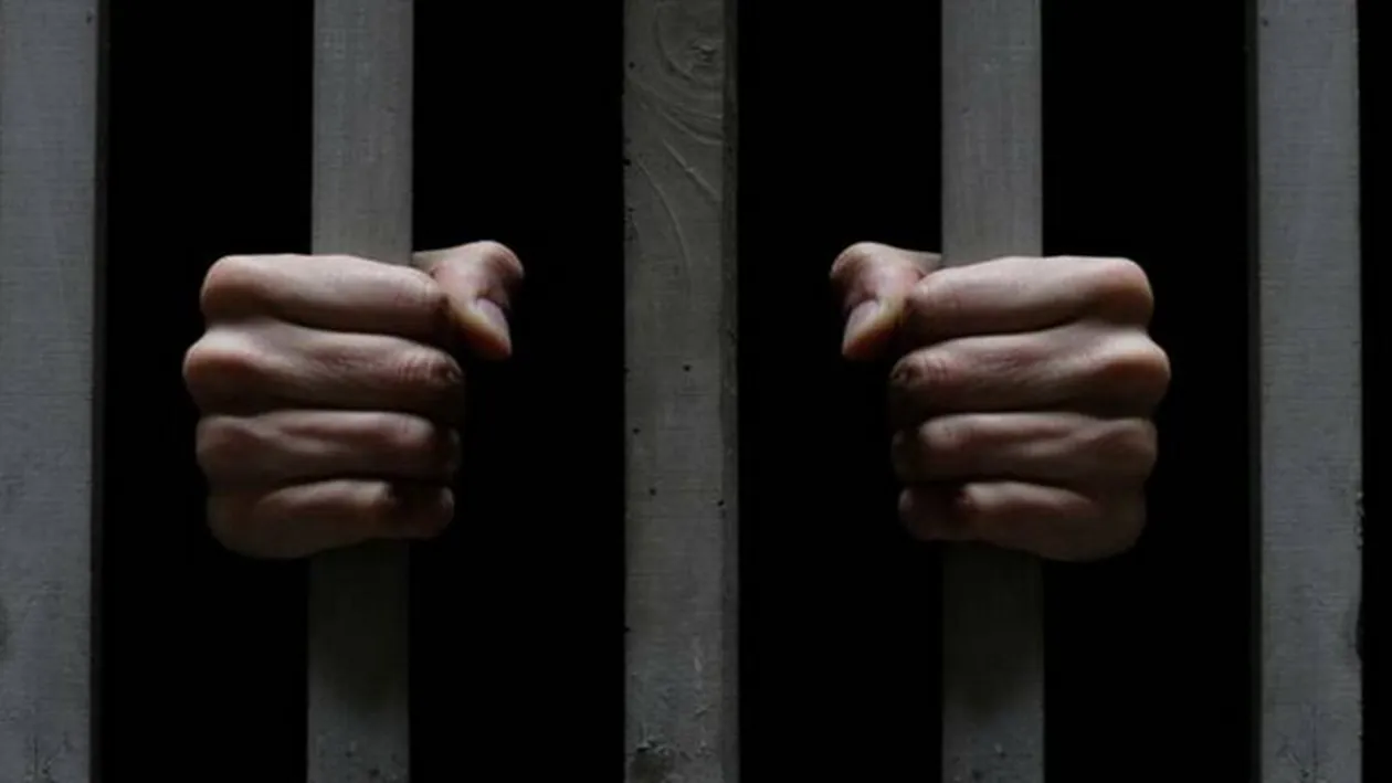 Povestea TULBURATOARE a barbatului care este tinut de peste 40 de ani intr-o CUSCA de catre mama lui!