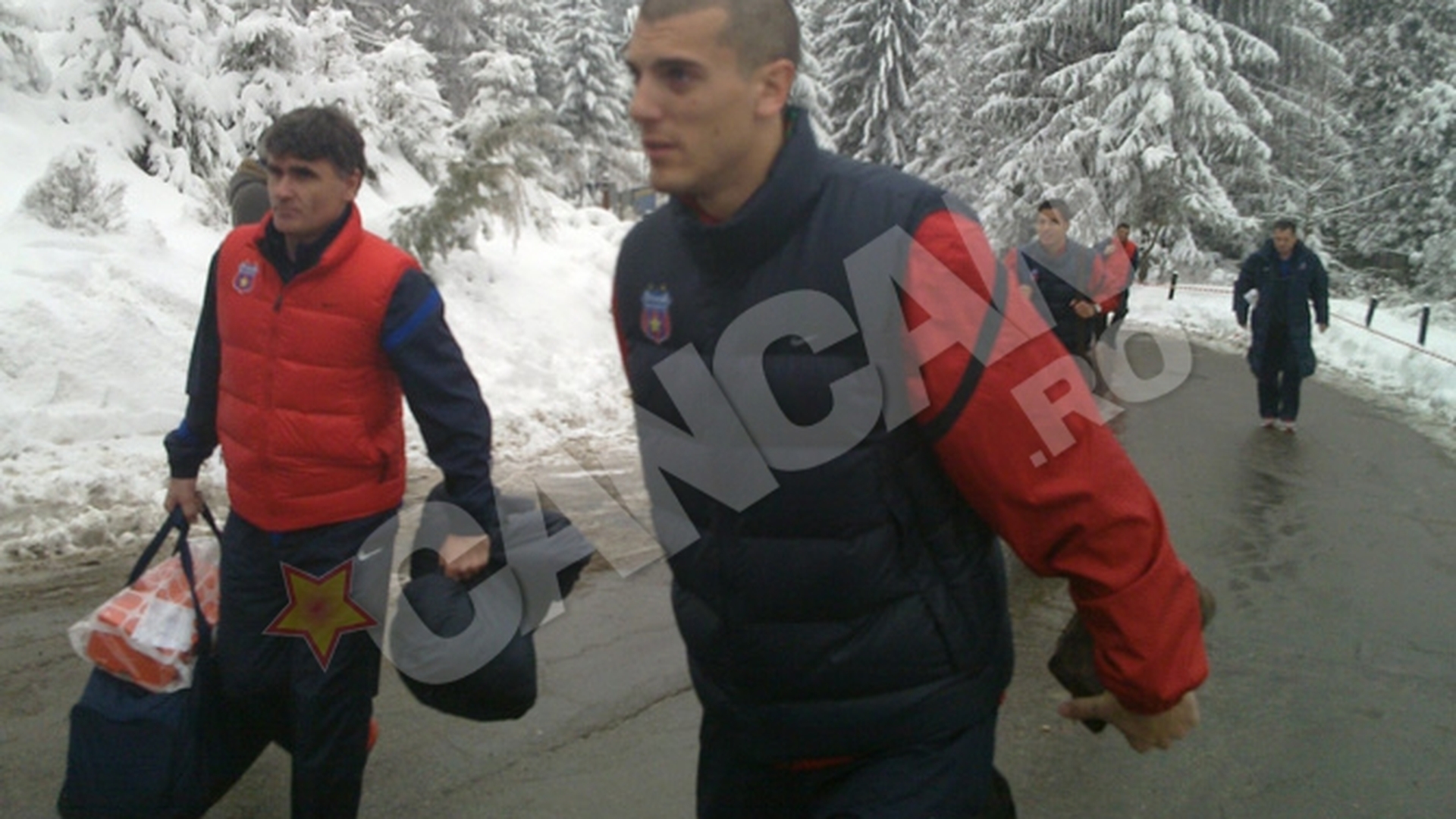Stelistii si-au carat singuri bagajele la hotel! Vor sta in cantonament 9 zile in Poiana Brasov