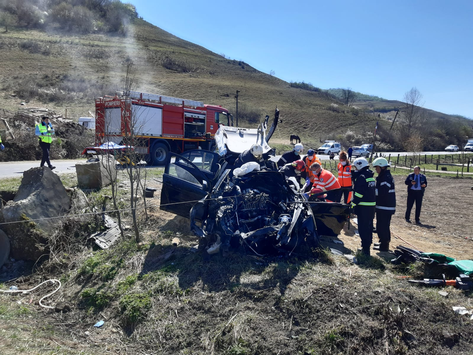 Accident grav în Cluj! Un tânăr de 18 ani a rămas încarcerat între fiarele mașinii
