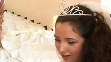 O mireasa de 14 ani se da mare cu rochia ei de 13.000 de euro cu pietre ZVAROTCHI! Razi cu lacrimi